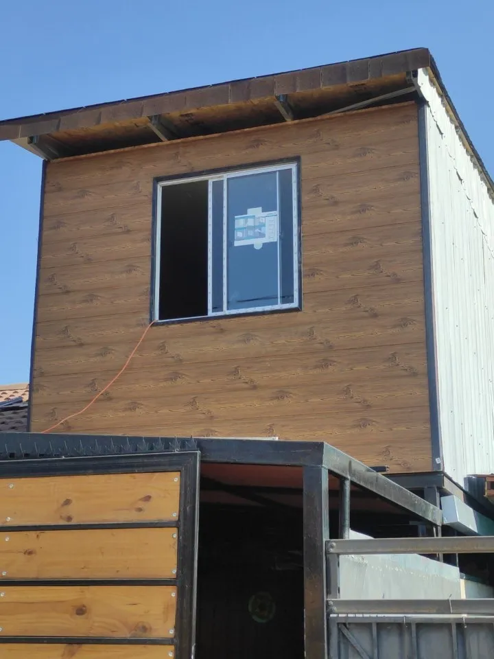 Ampliación de segundo piso con revestimiento símil madera