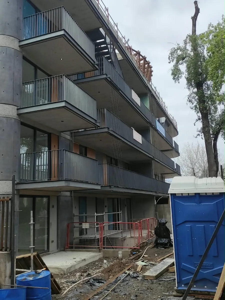 Edificio de hormigón con balcones y estructura metálica